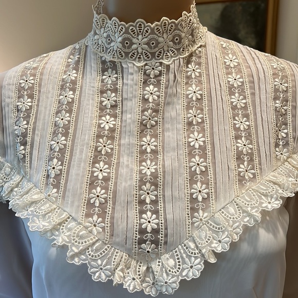 Vintage 1970s Long Sleeve Wedding Gown with Train Size Small Lace Daisy Details - Picture 15 of 15